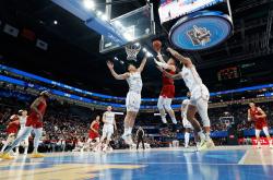 开云体育-勇士翻盘吉林队，乔治点燃赛场