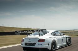 开云体育登录-足球世界的双面镜，拉满的弓弦与冷静的手术刀