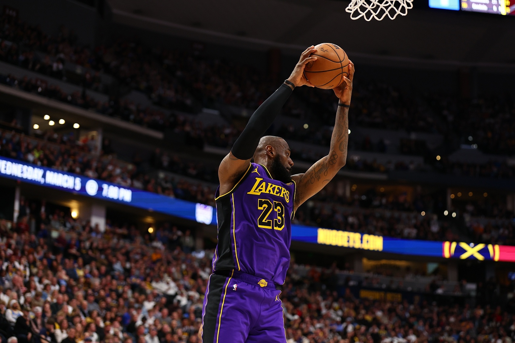 关于湖人B队血洗掘金，东契奇关键制胜的信息