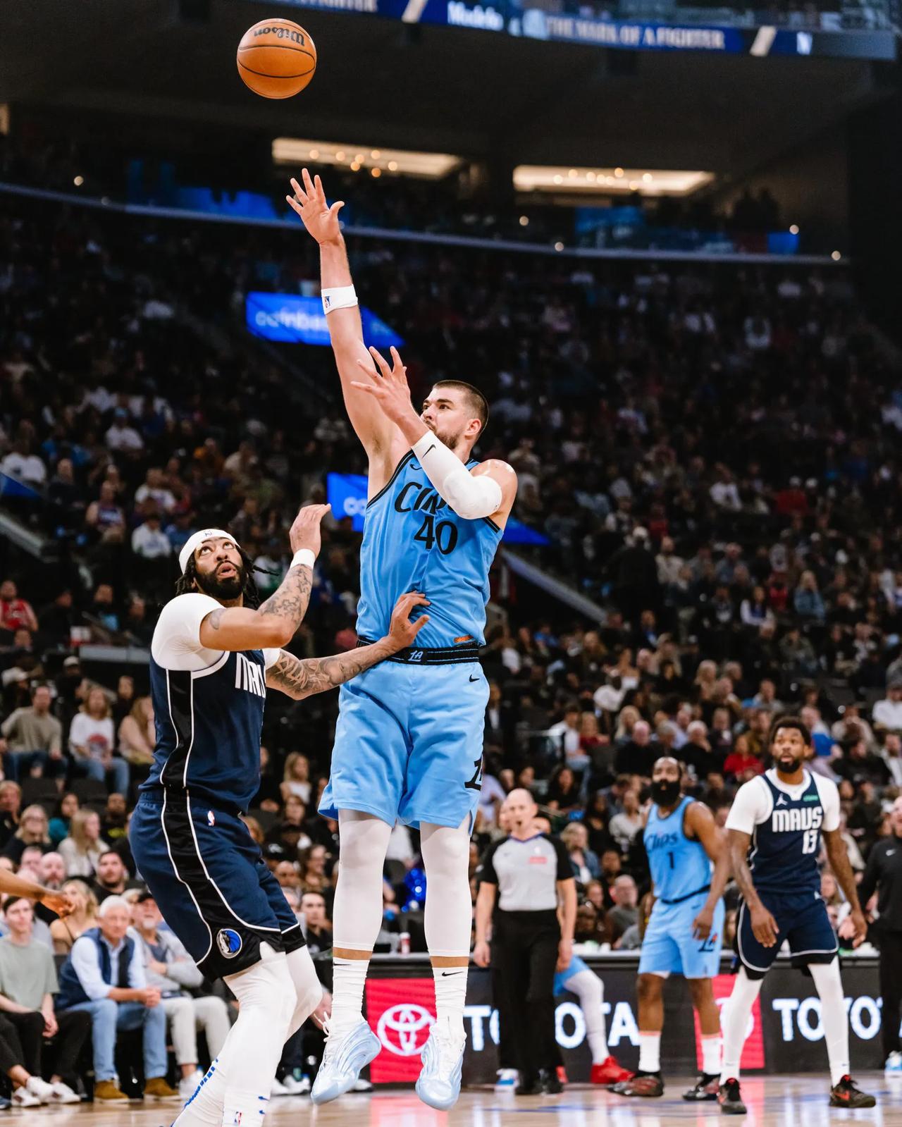 快船逆转独行侠，哈里斯送出助攻