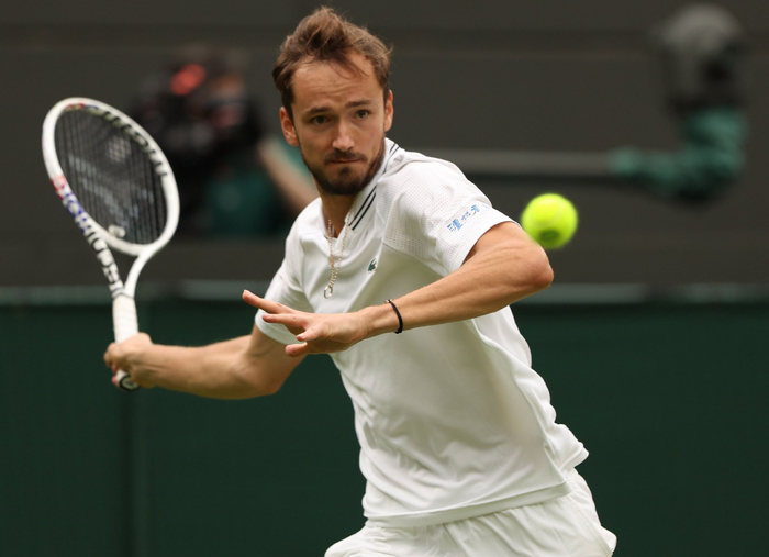 西班牙网球队横扫英国网球队,梅德韦杰夫高光表现 西班牙网球队横扫英国网球队,梅德韦杰夫高光表现