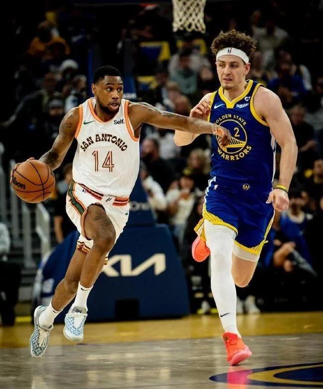 马刺绝杀墨西哥男篮,利拉德三分雨点燃全场 马刺绝杀墨西哥男篮,利拉德三分雨点燃全场