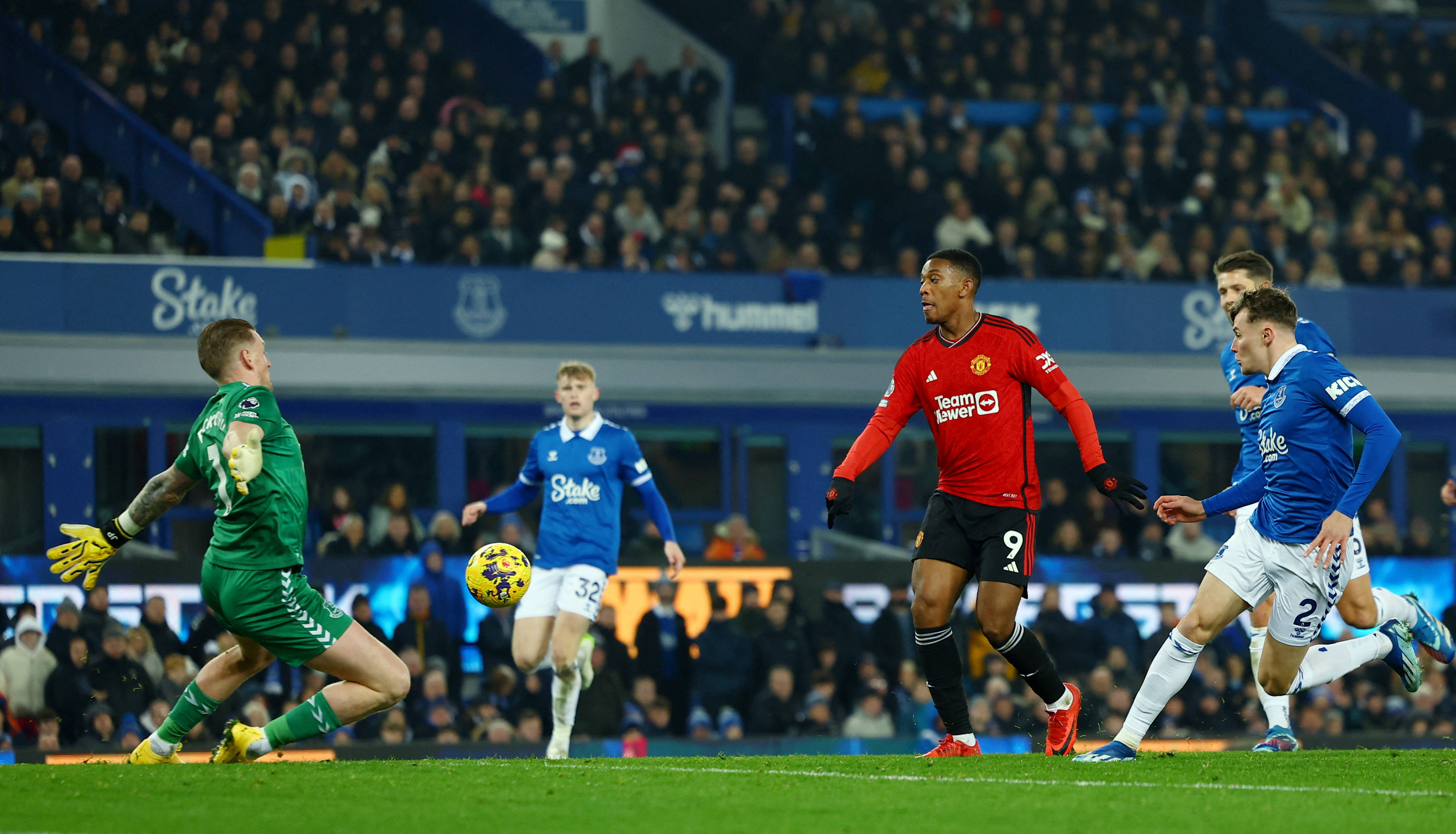 墨西哥完胜英格兰，马夏尔关键制胜