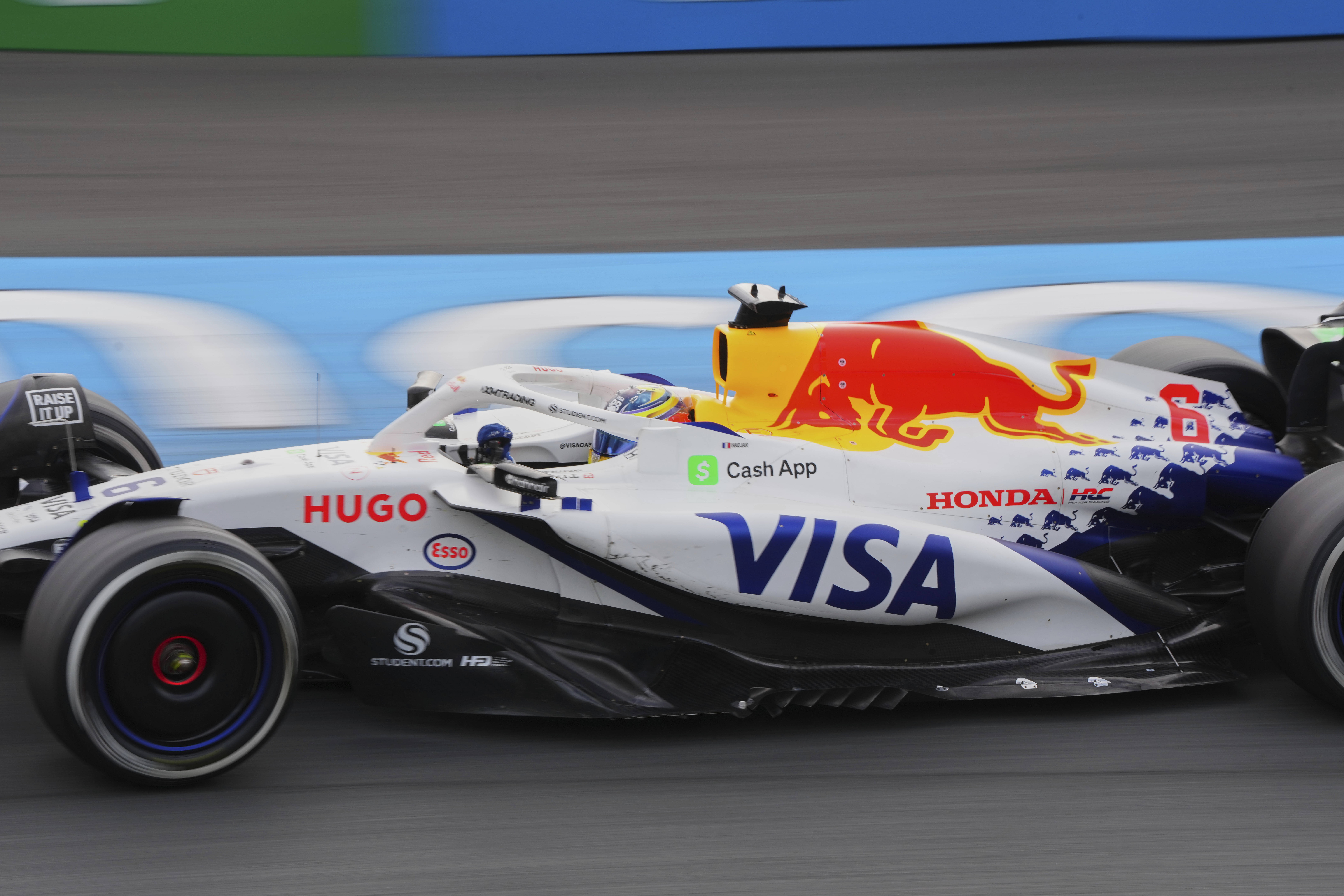 红牛车队碾压威廉姆斯，皮亚斯特里高光表现