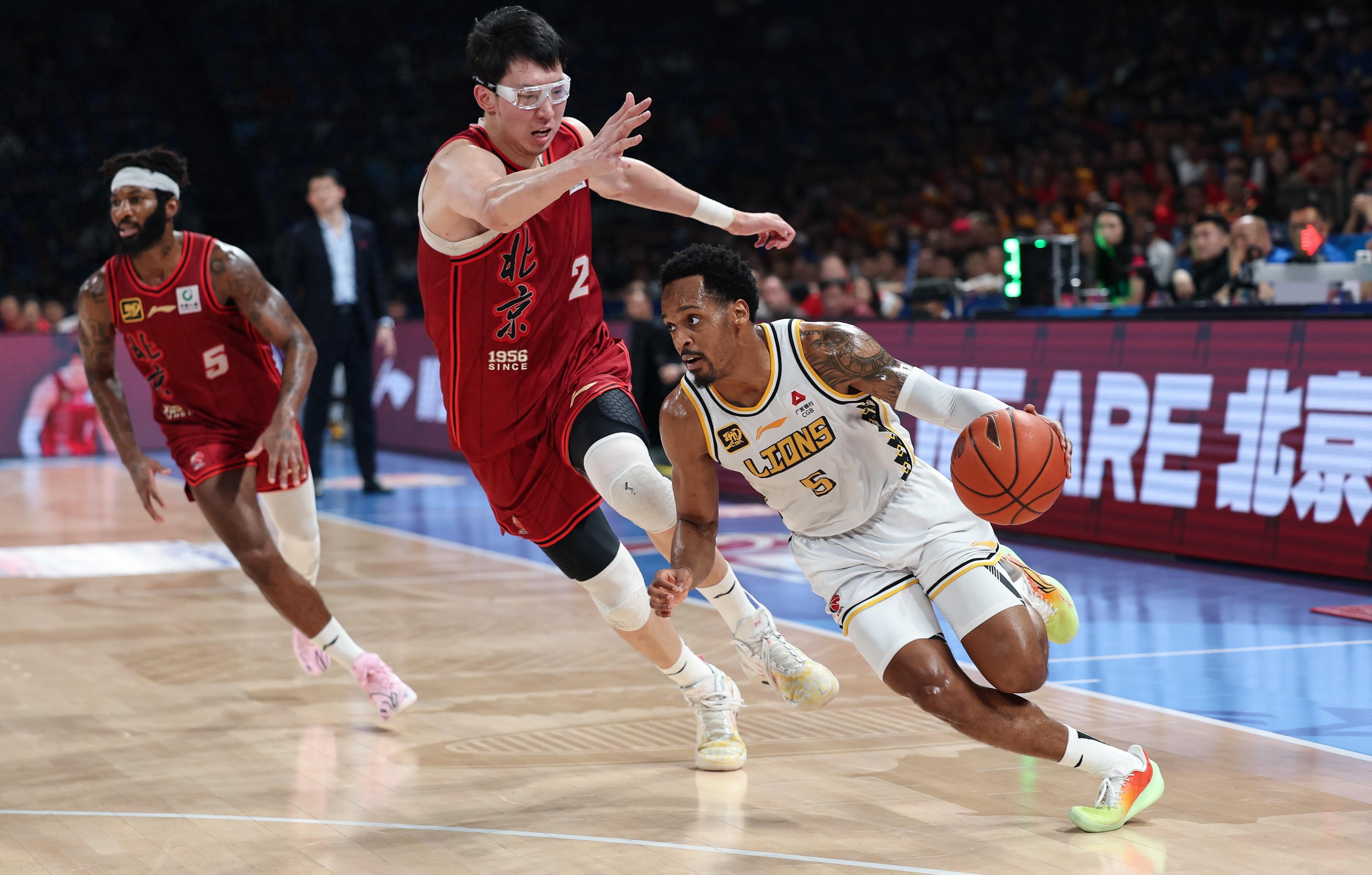 新疆队完胜天津队，周琦扛起全队