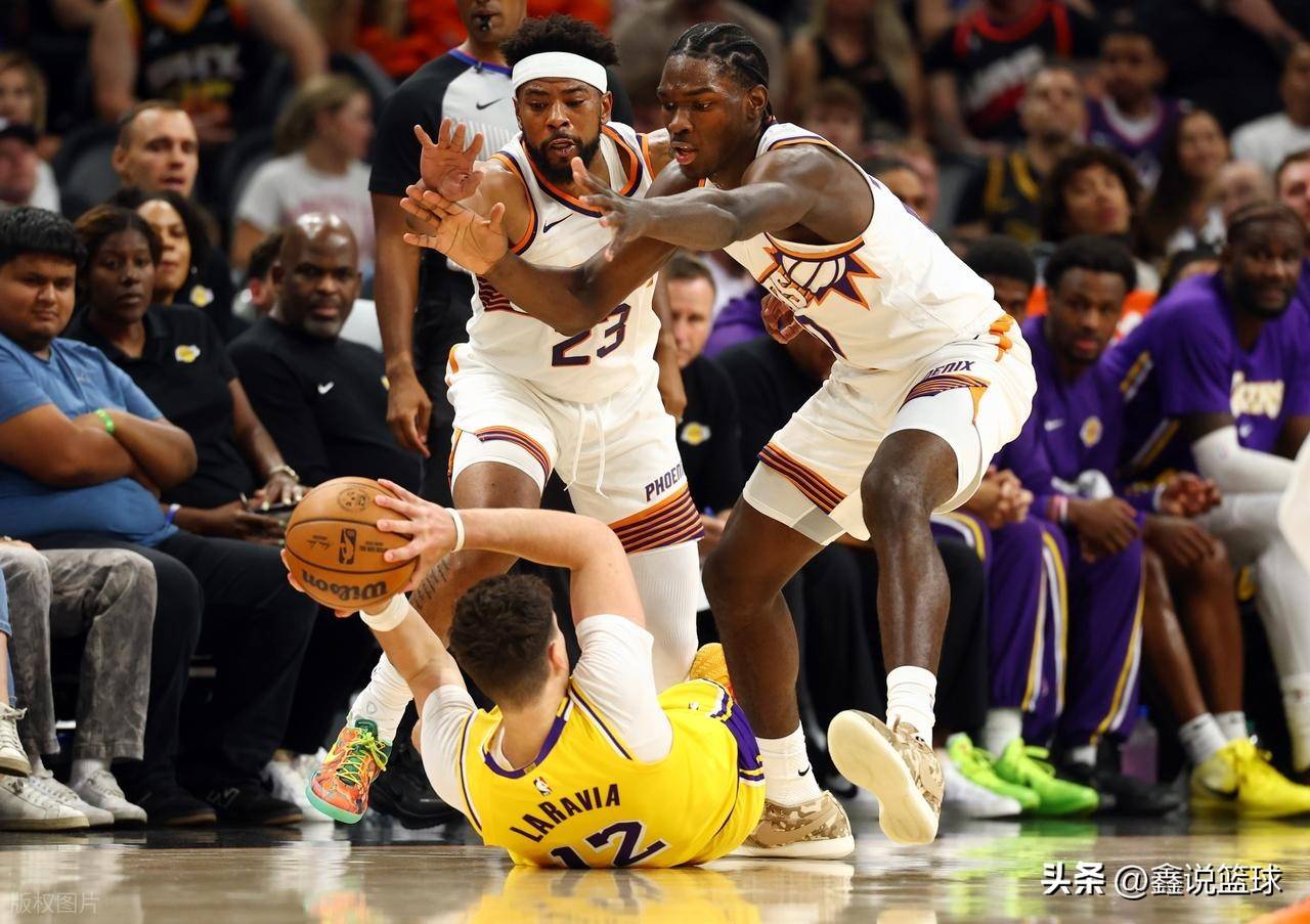 太阳碾压湖人,库里扛起全队 太阳碾压湖人,库里扛起全队