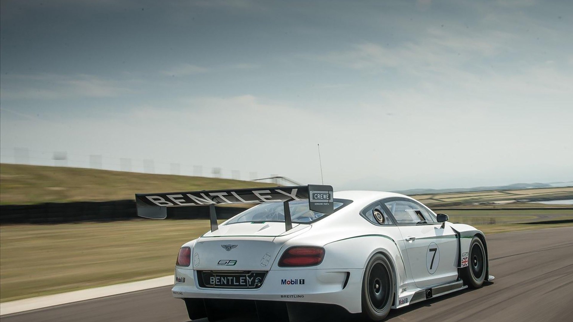 足球世界的双面镜，拉满的弓弦与冷静的手术刀